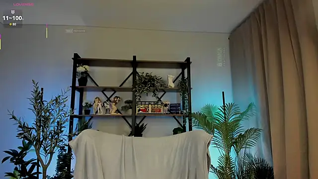 Snapshot of careful_i_bite_nya chatting on 10.18.25 careful i bite nya online show from 10.18.25