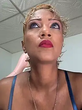 Snapshot of Amaliu_ chatting on 11.08.25 Amaliu online show from 11.08.25