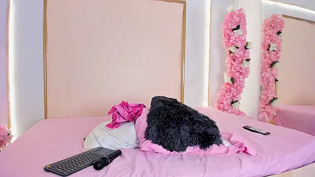 Snapshot of Roxxana-queen chatting on 09.27.25 Roxxana-queen online show from 09.27.25