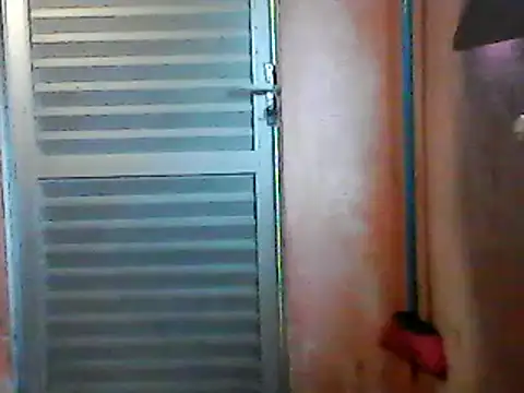 Snapshot of uelytom chatting on 12.20.24 uelytom online show from 12.20.24