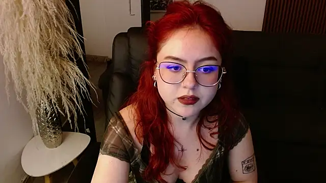 Snapshot of crimson_tati_ chatting on 12.29.24 crimson tati online show from 12.29.24