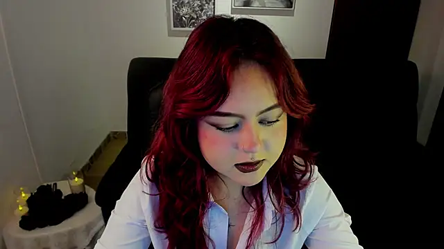 Snapshot of crimson_tati_ chatting on 10.23.25 crimson tati online show from 10.23.25