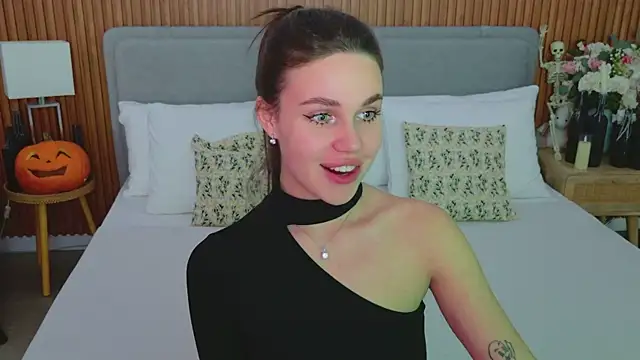 Snapshot of RihannaRose chatting on 10.26.25 RihannaRose online show from 10.26.25