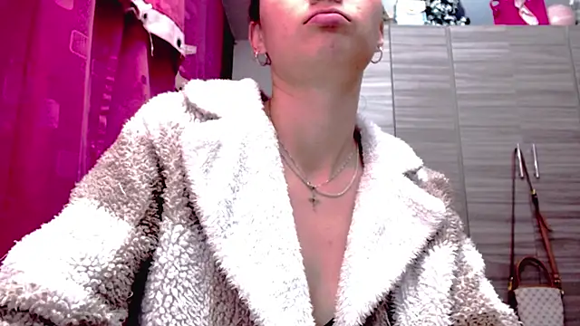 Snapshot of holy_juli chatting on 02.11.26 holy juli online show from 02.11.26