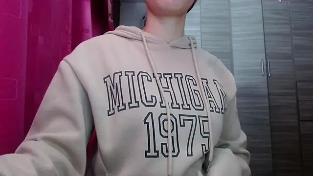 Snapshot of holy_juli chatting on 02.25.26 holy juli online show from 02.25.26