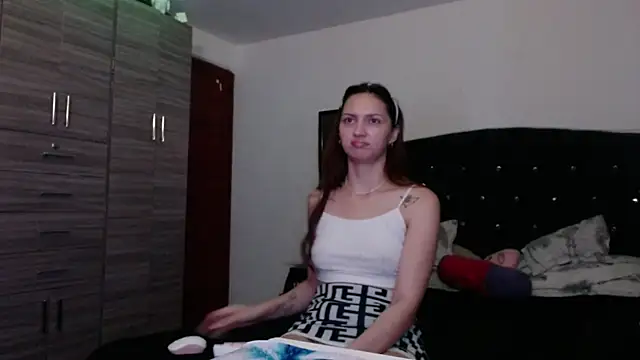 Snapshot of holy_juli chatting on 06.25.26 holy juli online show from 06.25.26