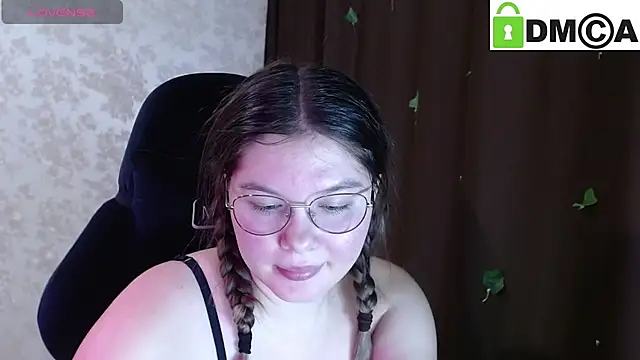 Snapshot of holy_michela chatting on 10.25.25 holy michela online show from 10.25.25