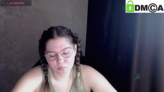 Snapshot of holy_michela chatting on 11.17.25 holy michela online show from 11.17.25