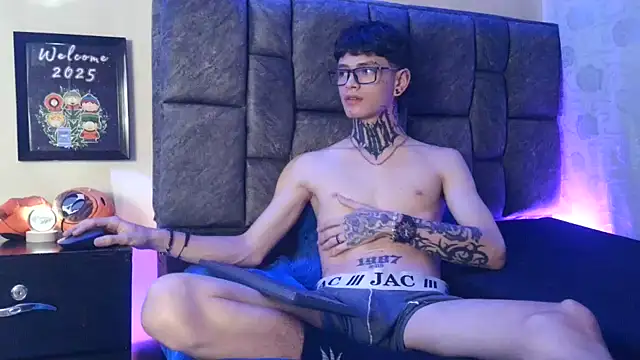 Snapshot of Dan_brownn chatting on 02.04.25 Dan brownn online show from 02.04.25