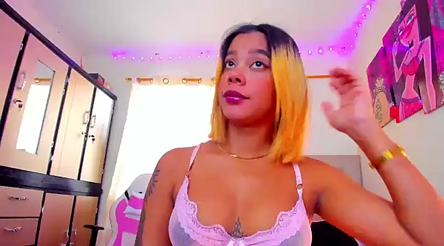 Snapshot of Miranda-brow chatting on 12.08.24 Miranda-brow online show from 12.08.24