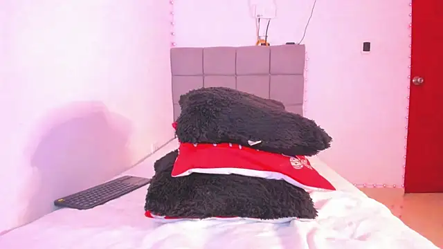 Snapshot of Miranda-brow chatting on 12.15.25 Miranda-brow online show from 12.15.25