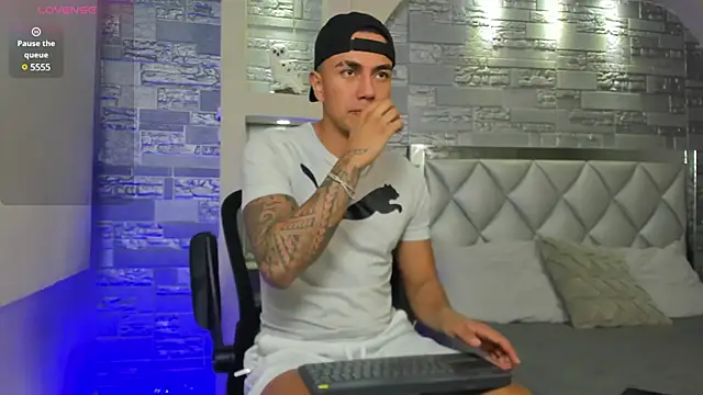 Snapshot of Aron_Bolt chatting on 01.21.25 Aron Bolt online show from 01.21.25