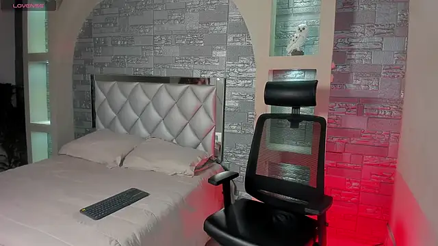 Snapshot of Aron_Bolt chatting on 03.21.25 Aron Bolt online show from 03.21.25