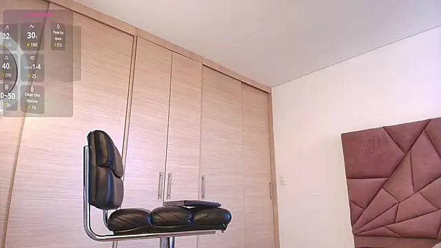 Snapshot of Aron_Bolt chatting on 09.23.25 Aron Bolt online show from 09.23.25