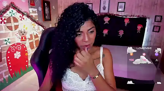 Snapshot of Edelaine_rogers chatting on 12.04.24 Edelaine rogers online show from 12.04.24