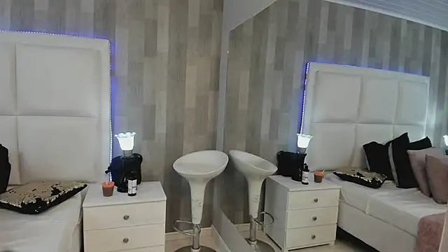 HazelMoret online show from 02.13.25