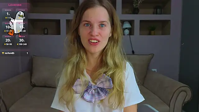 Snapshot of LinaCristonsen chatting on 10.25.25 LinaCristonsen online show from 10.25.25