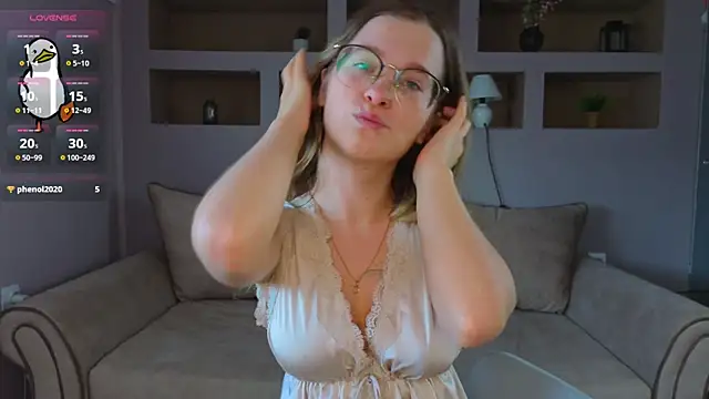 Snapshot of LinaCristonsen chatting on 10.29.25 LinaCristonsen online show from 10.29.25