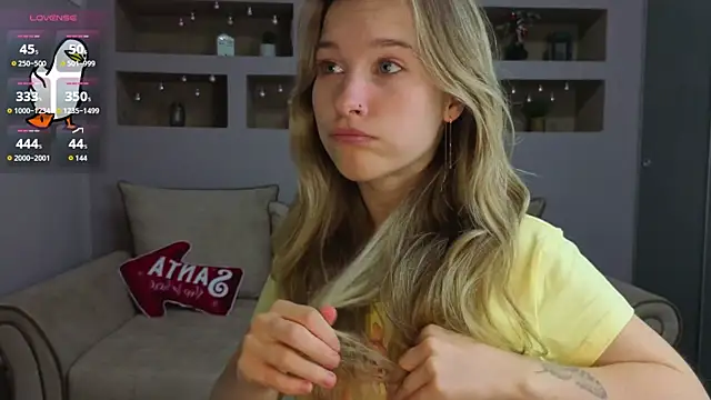 Snapshot of LinaCristonsen chatting on 11.30.25 LinaCristonsen online show from 11.30.25