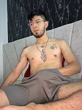 Snapshot of Anthony-Martin chatting on 03.05.25 Anthony-Martin online show from 03.05.25