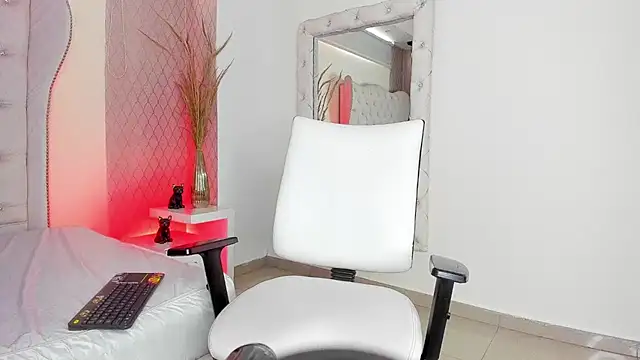 Lucii fer  online show from 04.13.26