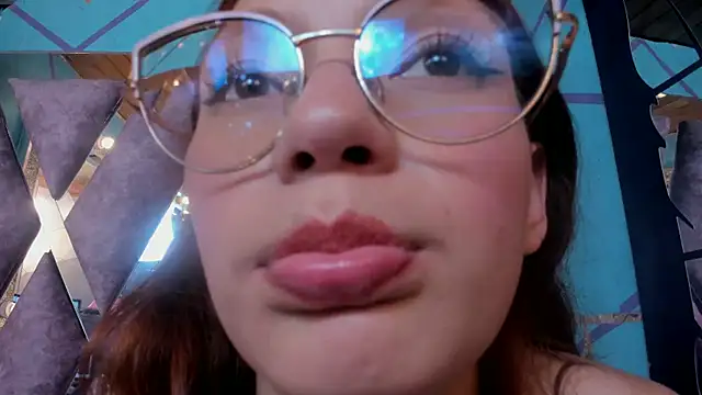 Snapshot of LARICSABLUE chatting on 02.25.25 LARICSABLUE online show from 02.25.25