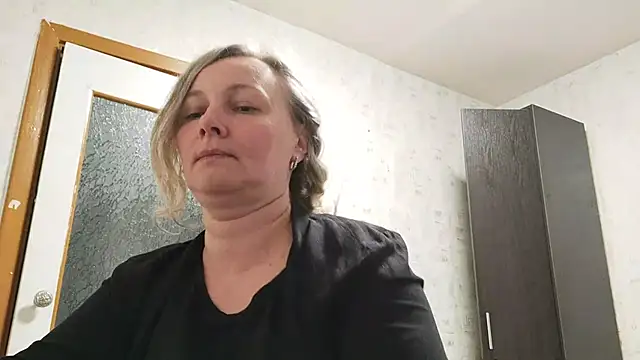 Snapshot of EdithManning chatting on 05.13.26 EdithManning online show from 05.13.26