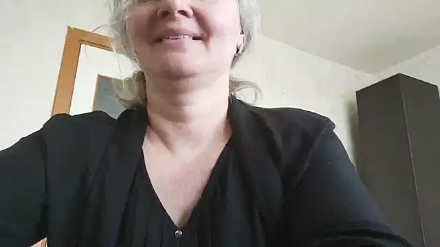 Snapshot of EdithManning chatting on 05.16.26 EdithManning online show from 05.16.26