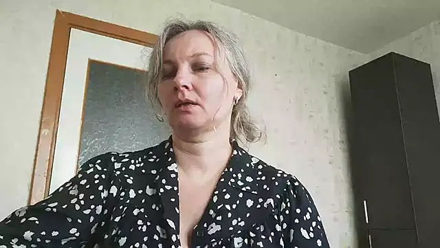 Snapshot of EdithManning chatting on 05.19.26 EdithManning online show from 05.19.26