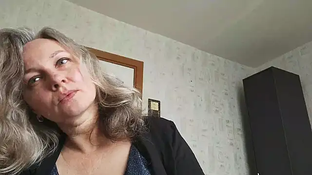 Snapshot of EdithManning chatting on 06.02.26 EdithManning online show from 06.02.26
