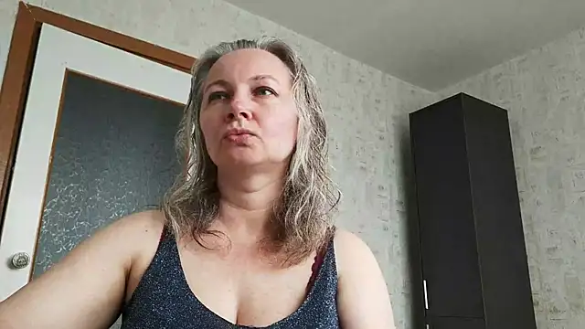 Snapshot of EdithManning chatting on 06.12.26 EdithManning online show from 06.12.26