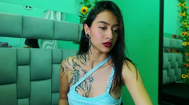 Miaa Thopmson online show from 03.11.25