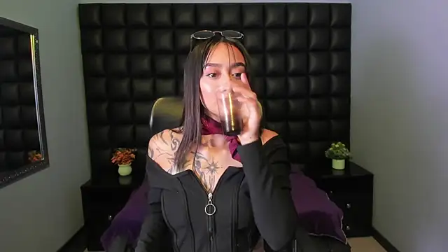 Miaa Thopmson online show from 10.10.25