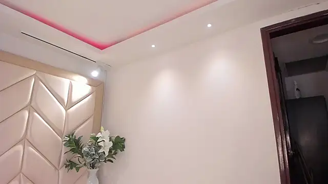 Snapshot of LunaWarner chatting on 04.01.26 LunaWarner online show from 04.01.26