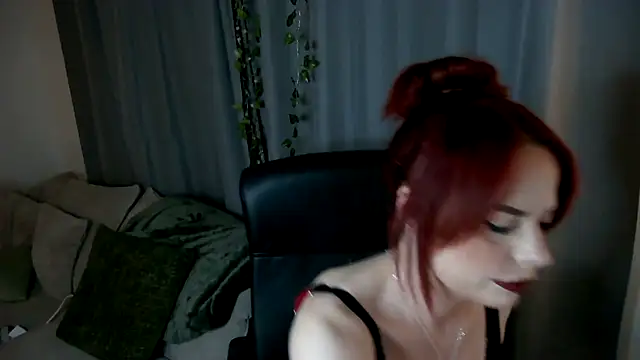 Snapshot of livelovelanaUk chatting on 11.05.25 livelovelanaUk online show from 11.05.25