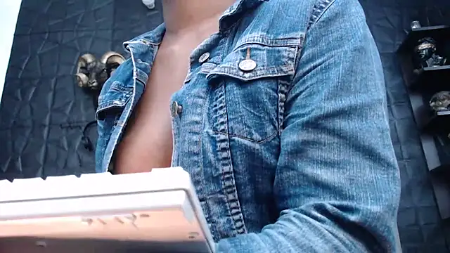 Snapshot of Hanna_Fox_69 chatting on 12.20.24 Hanna Fox 69 online show from 12.20.24