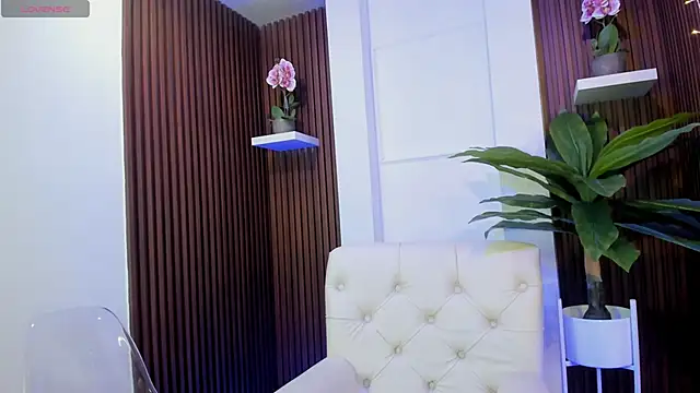 Snapshot of CattleyaScaly chatting on 12.17.24 CattleyaScaly online show from 12.17.24