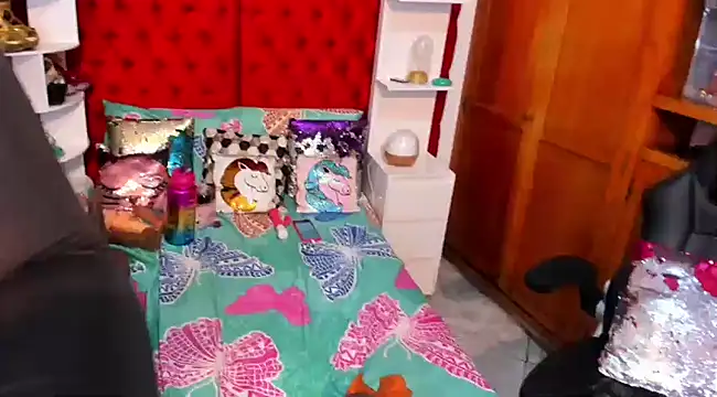 larafoxter online show from 12.13.24