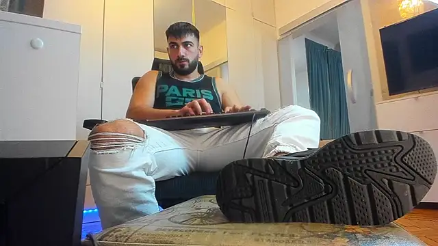 Snapshot of welcometo_hell chatting on 10.19.25 welcometo hell online show from 10.19.25