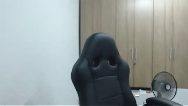 Snapshot of RoxanaLove9 chatting on 09.24.25 RoxanaLove9 online show from 09.24.25