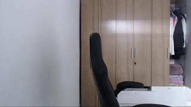 RoxanaLove9 online show from 12.15.25