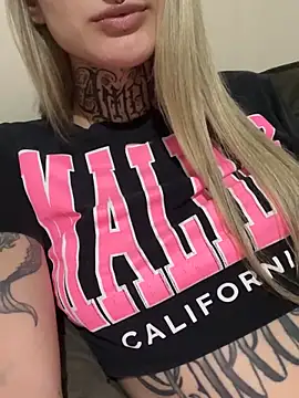 Snapshot of hotskinny1 chatting on 12.10.24 hotskinny1 online show from 12.10.24