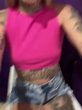 Snapshot of hotskinny1 chatting on 01.04.25 hotskinny1 online show from 01.04.25