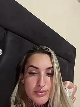 Snapshot of hotskinny1 chatting on 02.14.25 hotskinny1 online show from 02.14.25