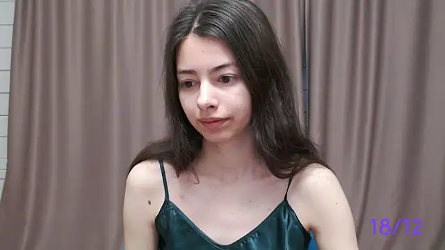 Snapshot of sweet_sweet_angel chatting on 12.18.24 sweet sweet angel online show from 12.18.24