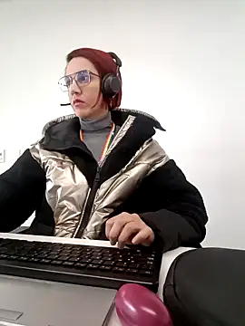 Snapshot of your_red_rose_ chatting on 12.18.24 your red rose online show from 12.18.24