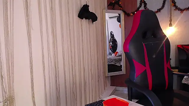 Snapshot of hera_divine chatting on 10.31.25 hera divine online show from 10.31.25