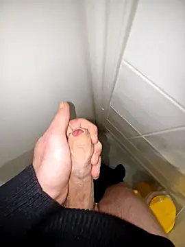 Snapshot of Landryyyyy chatting on 12.19.24 Landryyyyy online show from 12.19.24