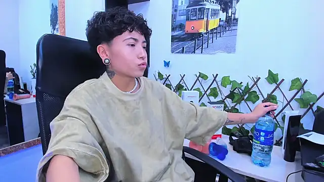 Snapshot of Im_Mathias chatting on 11.23.25 Im Mathias online show from 11.23.25