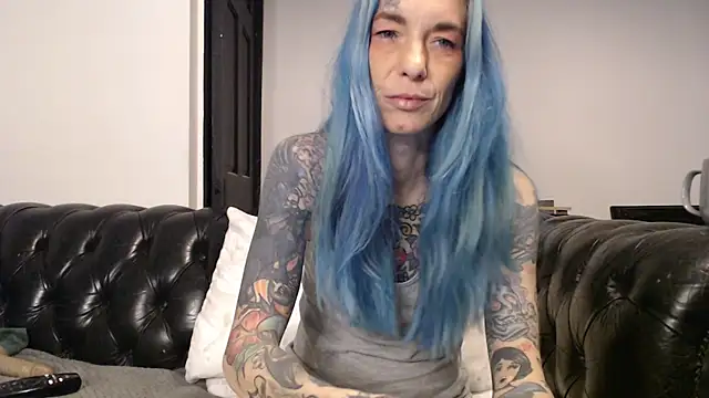 Snapshot of RavenryderUK chatting on 12.21.24 RavenryderUK online show from 12.21.24